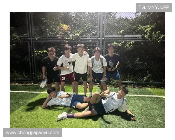 与足球明星亲密接触握手视频记录难忘瞬间