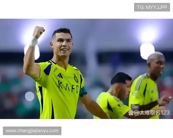 足球巨星化身街头路人惊喜现身引发球迷热议与欢呼